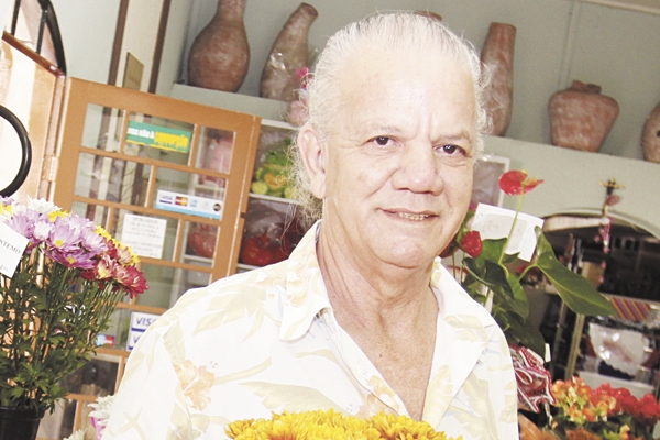 Vamos antecipando um abraço ao querido amigo Aureliano de Paula Borges, o Liliko, artista das flores, que aniversaria na próxima quinta-feira, 27 de dezembro. Ele que curte agora a alegria em dose dupla de ser avô, do Gabriel e do Matheus, que acaba de ch